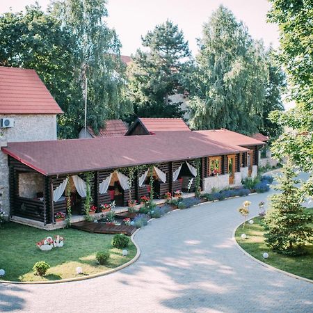 Curtea Boierului Hotel Peresecina Exterior photo