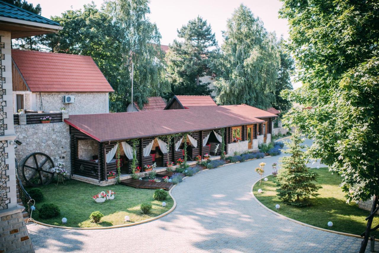 Curtea Boierului Hotel Peresecina Exterior photo